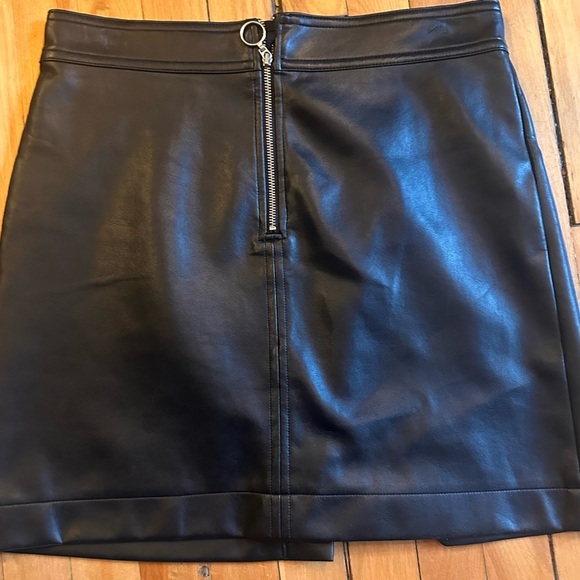Wilfred Aritzia Roxanne Vegan Faux Leather Mini Skirt Black Zip Size 4 - Picture 1 of 6